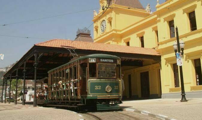 Bonde turístico, em frente à antiga estação de trem. (Foto: Anderson Bianchi/Prefeitura de Santos.